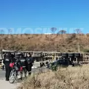 Un camin que transportaba harina volc en Ruta Provincial N1