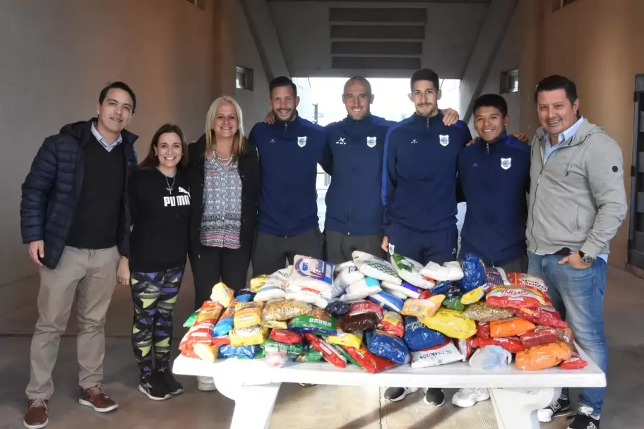 Futbolistas de Gimnasia entregaron donaciones