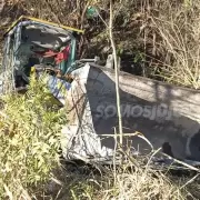 Una mquina retroexcavadora volc en colectora de Ruta Nacional 9: el conductor salv su vida de milagro