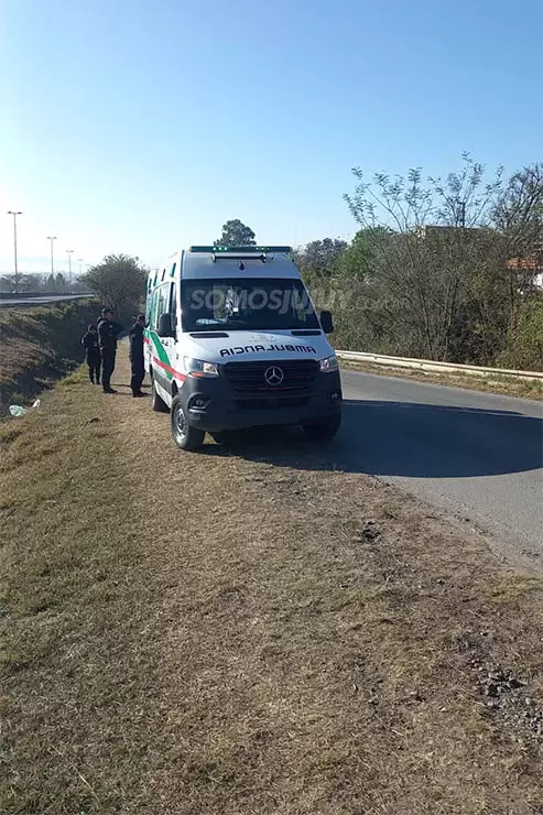 Ambulancia siniestro vial en colectora de Ruta Nacional 9