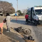 Un taxi embisti a una moto en colectora de Ruta 66: hay un herido