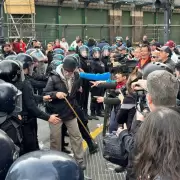 Manifestantes y la Polica se enfrentan tras la votacin a favor del veto del Gobierno