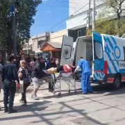 Un hombre apual a una mujer en la calle y luego se cort el cuello