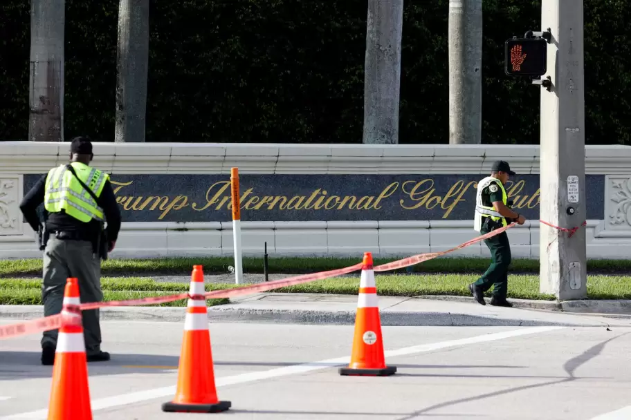 La polica acordona el campo de golf de Palm Beach (Foto: Reuters)