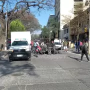 Siniestro vial en pleno centro: una camioneta embisti a una mujer polica motorizada