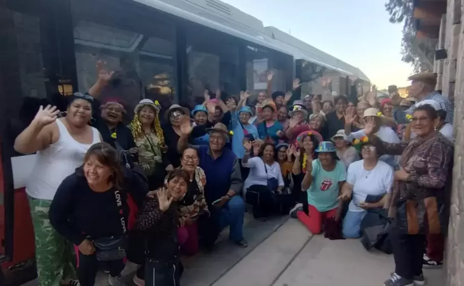 Adultos mayores de San Pedro en el tren solar