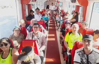 adultos mayores en el tren solar