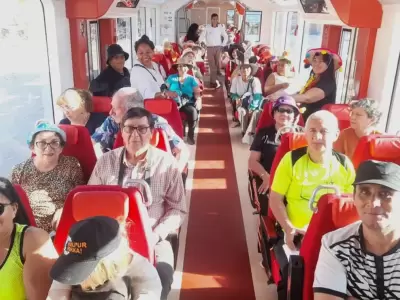 adultos mayores en el tren solar