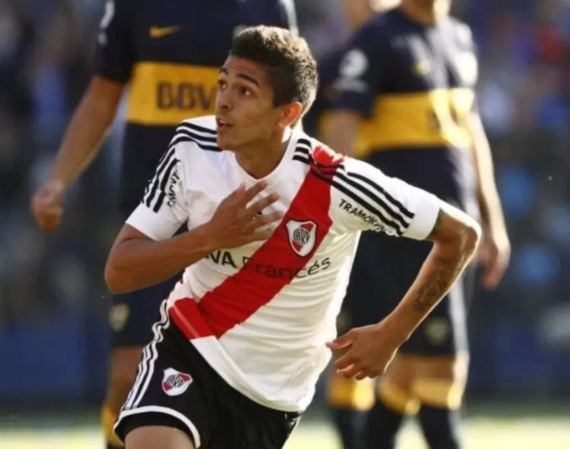 Manuel Lanzini festeja su gol a Boca en 2013