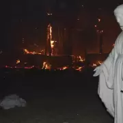 Una imagen impactante en medio del incendio en Crdoba: las llamas consumieron un santuario, pero una Virgen qued intacta