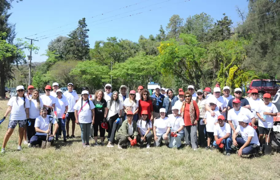 La Municipalidad y ARCA plantaron 50 rboles nativos en el acceso a Villa Jardn de Reyes