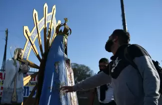 Un fiel le agradece a la imagen peregrina de la Virgen de Luj�n