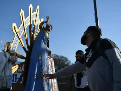 Un fiel le agradece a la imagen peregrina de la Virgen de Luj�n