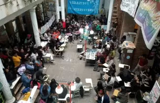 Asamblea de estudiantes en la Facultad de Humanidades