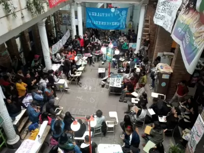 Asamblea de estudiantes en la Facultad de Humanidades