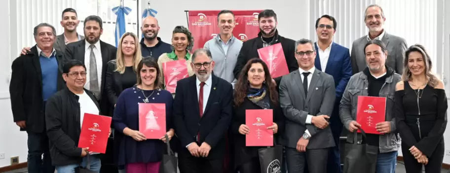 La municipalidad entregó habilitaciones a seis bares y peñas para que ofrezcan espectáculos folclóricos