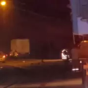 Un choque entre una moto y un camión dejó el saldo fatal de dos muertos en San Antonio