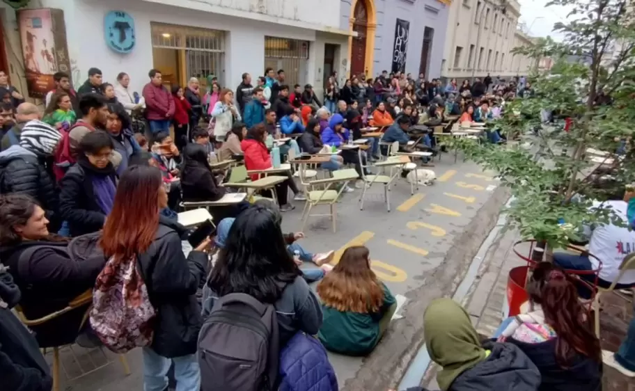 clase pública Facultad de Humanidades