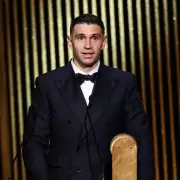 Dibu Martínez ganó por segunda vez el premio al mejor arquero del mundo en la gala del Balón de Oro