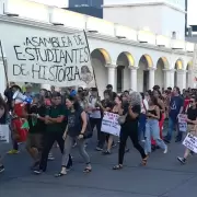 Estudiantes universitarios realizaron una nueva marcha por el centro de la capital jujeña
