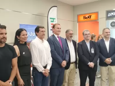 El Gobernador Carlos Sadir junto a funcionarios provinciales