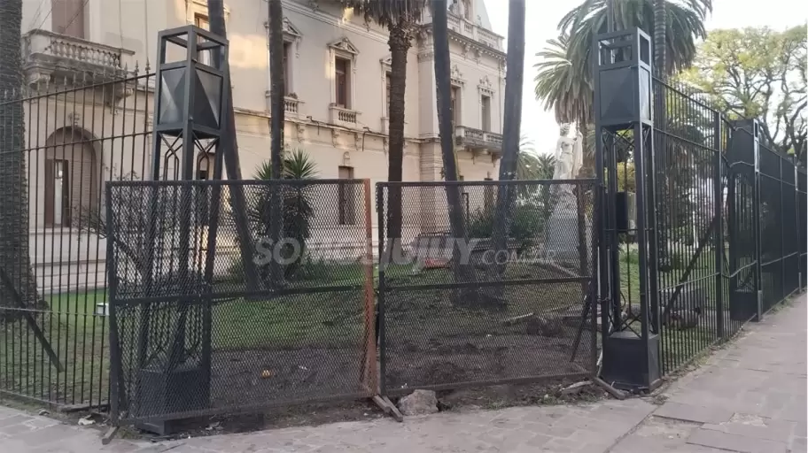 Así quedó Casa de Gobierno tras el siniestro vial