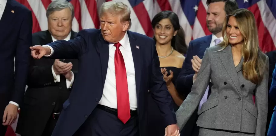 Donald Trump celebró el triunfo con su esposa, Melania, y otros integrantes de la familia arriba del escenario. Foto AP Imagen: 2/5