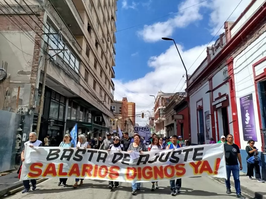 Otra nutrida movilizaci�n de los gremios estatales expres� su rechazo al aumento salarial ofrecido por el Gobierno