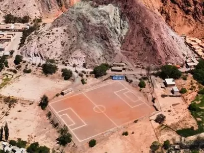 cancha cerro siete colores purmamarca