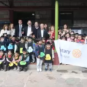 Rotary Club Jujuy donó 100 pintorcitos para los niños del nivel inicial de la Escuela Municipal Marina Vilte