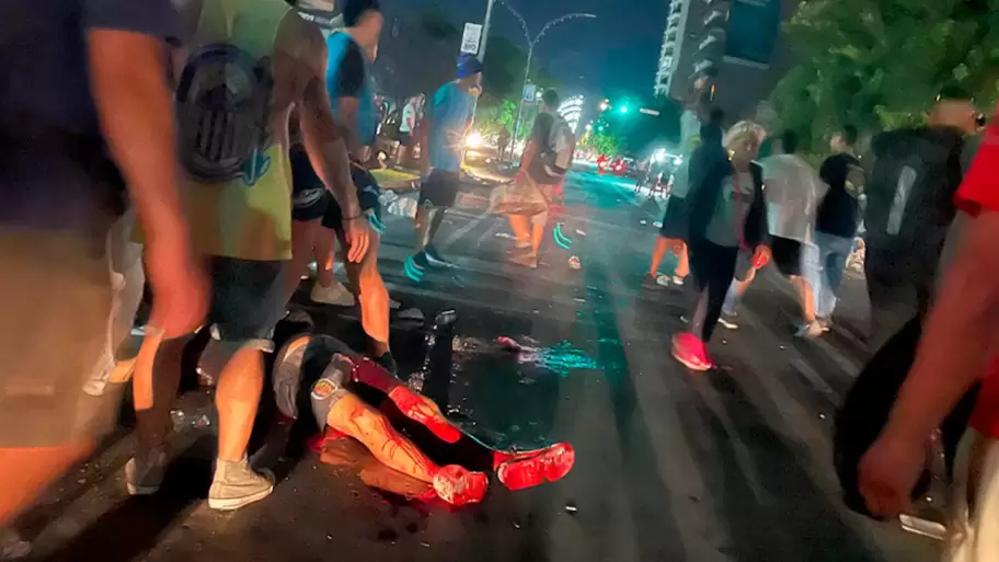 "Pill�n" Bracamonte tirado sobre el asfalto tras recibir el ataque