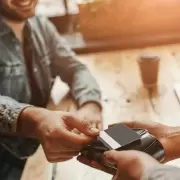 El 65% de los clientes ya paga propinas en forma electrónica y más de la mitad usa la tarjeta de crédito
