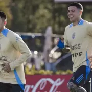 La Selecci�n entren� con plantel completo y se mantiene la inc�gnita del 11 titular para jugar ante Paraguay