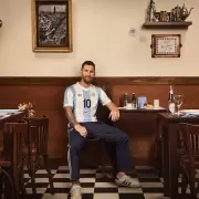 Con la actuación de Messi y todo el plantel, Argentina presentó la camiseta retro que utilizará ante Perú