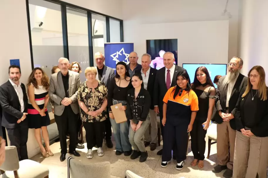 Agustina Cruz junto a los representantes de las instituciones