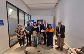 Las dos jovenes premiadas junto al jurado en el Museo del Holocausto