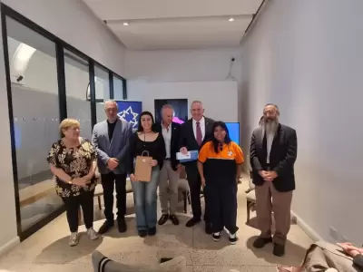 Las dos jovenes premiadas junto al jurado en el Museo del Holocausto