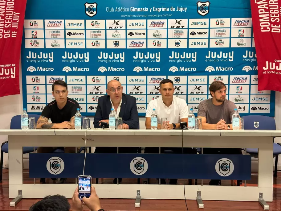 conferencia de prensa con la comision directiva del club