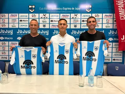 Matias Modolo junto a su cuerpo t�cnico, Sergio Orsini e Iv�n Szer