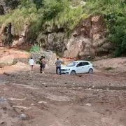 Polic�as asistierion a turistas varados en Tiraxi