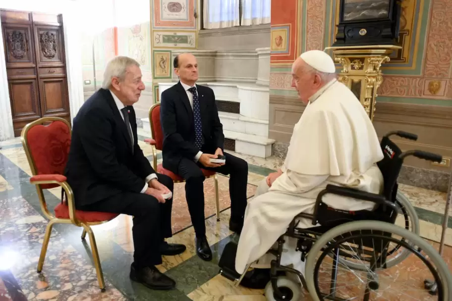 El papa Francisco conversa con el embajador de Argentina ante la Santa Sede, Pablo Beltramino (c) y el canciller chileno, Alberto van Klaveren (i)