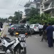 Perdi� el control de su veh�culo y colision� con un auto estacionado en avenida C�rdoba