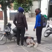 Circulaba en moto por el centro en actitud sospechosa e intentó darse a la fuga en contramano