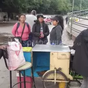 La familia de la mujer que sufrió un accidente en la zona de la Vieja Terminal volvió a armar el puesto ambulante