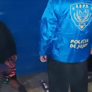 Intentaban robar un auto y fueron demorados en pleno centro: uno de ellos tiene antecedentes