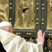 El papa Francisco abrió la Puerta Santa de la Basílica de San Pedro y preside la Misa de Nochebuena