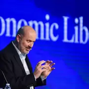 Sturzenegger habló de los argentinos que gastan dólares en el exterior: "Son héroes de la producción"