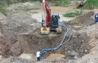 Operarios de Agua Potabl trabajan en el lugar-