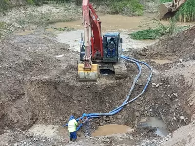 Operarios de Agua Potabl trabajan en el lugar-