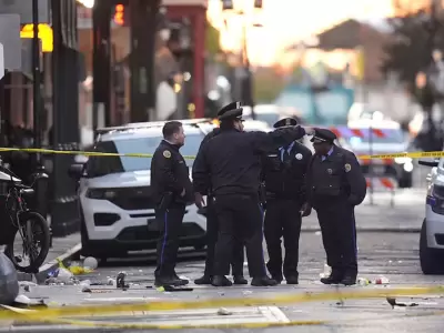 Los agentes policiales investigan si en la zona hab�an dispositivos explosivos. (AP /Gerald Herbert)